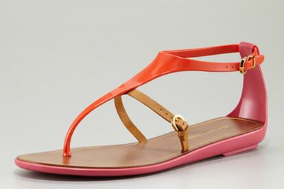 Combinación de piel y PVC en estas sandalias de Sergio Rossi (217,88 euros).
