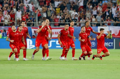 Los jugadores del Sevilla decepcionados tras el fallo del último penalti lanzado por Gudelj.

