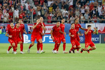 Los jugadores del Sevilla decepcionados tras el fallo del último penalti lanzado por Gudelj.
