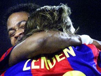 Kluivert y Zenden se abrazan tras el primer gol.