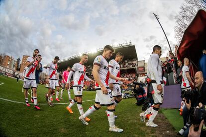 Los jugadores del Rayo abandonan el estadio tras el final del partido contra el Sevilla, jugado la tarde del domingo 19 de febrero.