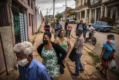 Longas filas, mercado negro, sobrepreços e tensão na população são notáveis ​​desde o ano passado.