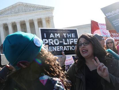 Partidarios y detractores del aborto, frente al Tribunal Supremo de Estados Unidos, en una foto de archivo.