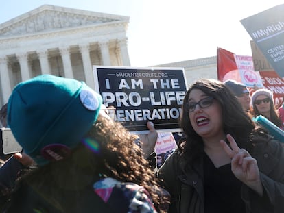 Partidarios y detractores del aborto, frente al Tribunal Supremo de Estados Unidos, en una foto de archivo.