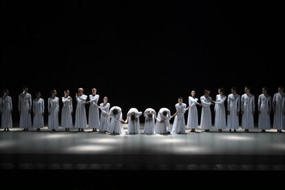 Momento de la actuación de ballet ‘El pájaro de fuego’.