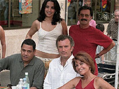 Sentados, de izquierda a derecha, Bárbaro Marín, Antonio Valero y Mirtha Ibarra. Detrás, de pie, Laura Ramos y Juan Carlos Tabío.