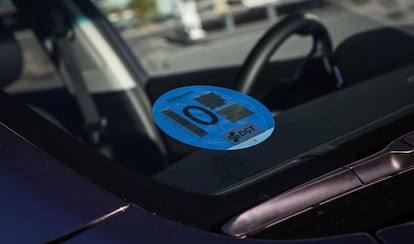 Un vehículo con la etiqueta cero de la DGT.