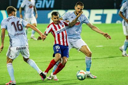 Correa trata de marcharse de Jorge Sáenz y Okay durante el Celta-Atlético disputado este martes en Balaídos. / Irina R. H. (Europa Pres).