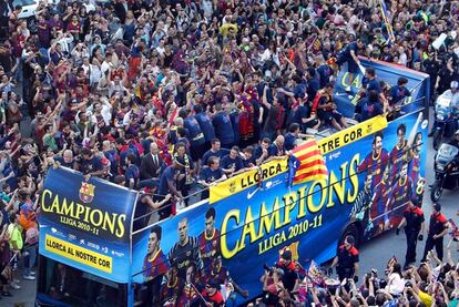 El autobús del Barça con el cartel en homenaje a Lorca.