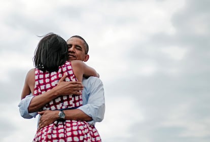 Eran y son la pareja más poderosa del mundo. En noviembre, Barack Obama ganaba por segunda vez para los demócratas las elecciones en EE UU frente al conservador Romney. Su victoria fue calificada como más significativa que la de 2008, cuando se convirtió en el primer presidente afroamericano. Obama se ha hecho mayor, es más estadista y se espera que sea menos pasivo e ingenuo a la hora de negociar y abordar medidas decisivas y fijar la recuperación económica. Además, dado su fracaso, el Partido Republicano deberá revisar un rumbo ideológico que fue jalonando de minas su campaña. Aquí Michelle Obama se abraza a su marido durante los tres días de campaña en el Estado de Iowa, en agosto. Colgaron esta foto en Twitter y se convirtió de inmediato en icono, lo más compartido.