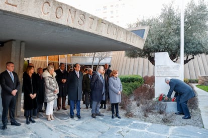 El presidente del Tribunal Constitucional, Cándido Conde-Pumpido, deposita flores este viernes durante el acto de homenaje a Francisco Tomás y Valiente, presidente emérito del órgano de garantías, en el 29 aniversario de su asesinato por la banda terrorista ETA.