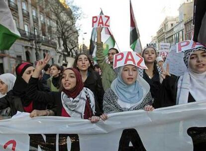 Banderas palestinas en la manifestación antibelicista de Madrid.