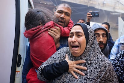 Una mujer palestina llora mientras los heridos de un ataque israelí son transportados a las ambulancias, este viernes en el campo de refugiados de Rafah, tras expirar la tregua entre Israel y Hamás.