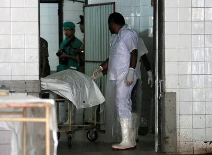 Policiais junto ao corpo de uma das vítimas do atentado na igreja de São Antônio, em Colombo.