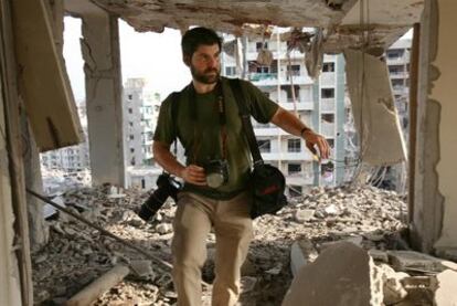 El fotógrafo estadounidense Chris Hondros entre las ruinas de un edificio en Beirut (Líbano) en 2006.