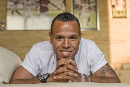 El jugador brasileño Luis Fabiano, en su casa.