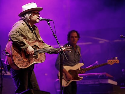 El cantante Jeff Tweedy (i), y el bajista John Stirrat (d), del grupo estadounidense Wilco. EFE/Javier Cebollada