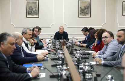 El alcalde de Valencia, Joan Ribó, con representantes de 15 colectivos ciudadanos de la capital.