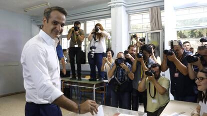 O líder conservador Kyriakos Mitsotakis vota neste domingo em Atenas. Em vídeo, perfil de Mitsotakis.