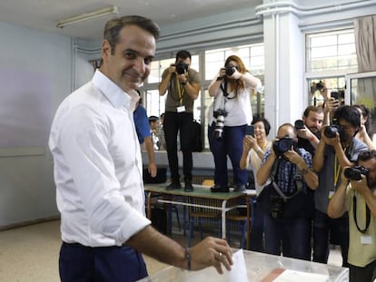 O líder conservador Kyriakos Mitsotakis vota neste domingo em Atenas. Em vídeo, perfil de Mitsotakis.