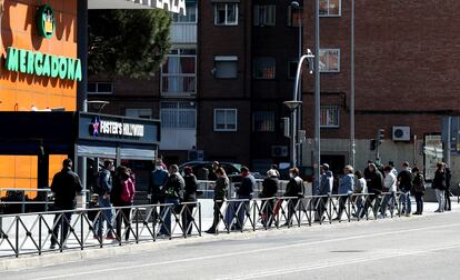 Colas a la entrada de un supermercado en Madrid durante la pandemia de coronavirus el pasado 28 de marzo.