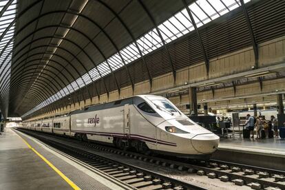 Un AVE llega a la estaci&oacute;n de Sevilla.