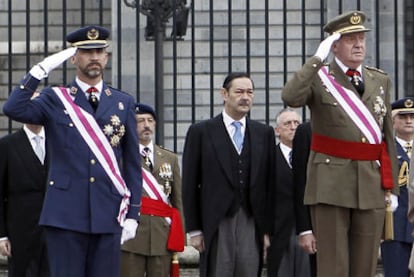 El príncipe Felipe y el rey Juan Carlos en el patio de la Armería del Palacio Real en la conmemoración de la Pascua Militar.