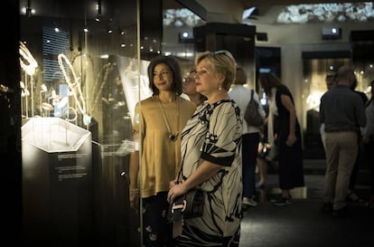 Lucia Boscaini (izquierda), directora de Heritage Bulgari, y Elena Gagarina, directora de los museos del Kremlin, visitan la muestra.