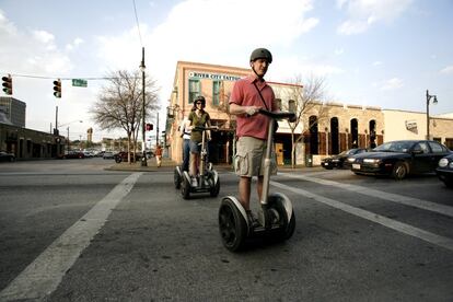 Habituales de las rutas turísticas, el 'segway', como el 'hover', es una tabla horizontal con dos ruedas paralelas. La diferencia respecto a su hermano menor radica en el modo de control: el 'segway' tiene un largo manillar a modo de volante con el que marcar el rumbo. Para acelerar y frenar bastará con balancearnos hacia delante o hacia atrás. Aquí los precios son más elevados: los más baratos rondan los 1.000 euros, y de ahí existe una amplia gama hasta los 6.000.