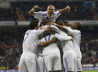 Los jugadores del Madrid celebran uno de los goles