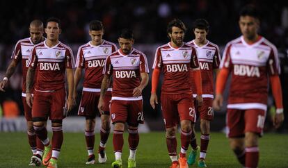 De izquierda a derecha: Maidana, Driussi, Martínez Quarta, Casco, Ponzio, Nacho Fernández y Pity Martínez.