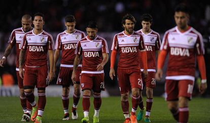 De izquierda a derecha: Maidana, Driussi, Mart&iacute;nez Quarta, Casco, Ponzio, Nacho Fern&aacute;ndez y Pity Mart&iacute;nez.