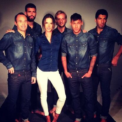 Los jugadores del Barça acompañantes de Alessandra Ambrosio en su nueva campaña. Iniesta, Piqué, Rakitic, Neymar y Luis Suárez posan junto a la modelo brasileña en la nueva publicidad de Replay. Una imagen que la 'top' ha subido a su perfil de Instagram con el mensaje: "Dream Team".