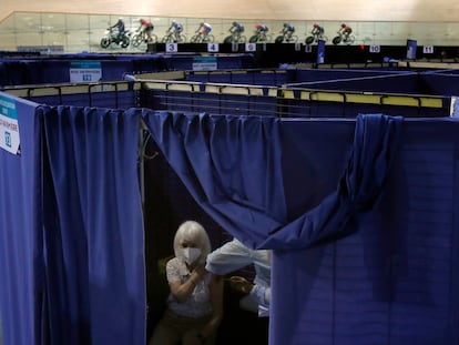 Una mujer recibe la vacuna de Pfizer en el velódromo de Saint-Quentin-en-Yvelines, en Francia, el pasado lunes.