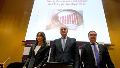 Nuria López de Guereñu, secretaria general de Confebask; Miguel Ángel Lujua, presidente, y Eduardo Arechaga, director del departamento económico, en la presentación de un informe de coyuntura de la patronal vasca.