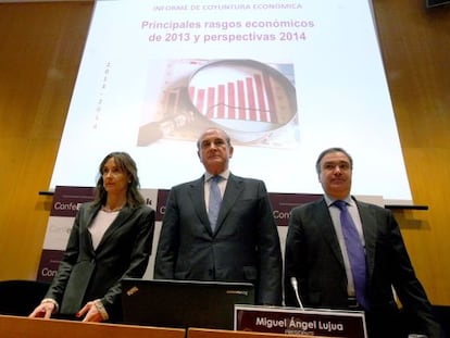 Nuria López de Guereñu, secretaria general de Confebask; Miguel Ángel Lujua, presidente, y Eduardo Arechaga, director del departamento económico, en la presentación de un informe de coyuntura de la patronal vasca.