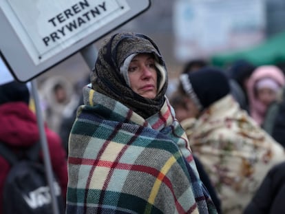 Una mujer ucrania, envuelta en una manta, en la estación de Medyka, Polonia, el 7 de marzo de 2022.