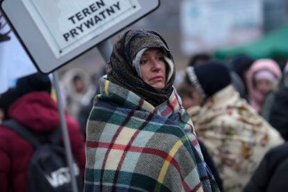 Una mujer ucrania, envuelta en una manta, en la estación de Medyka, Polonia, el 7 de marzo de 2022.