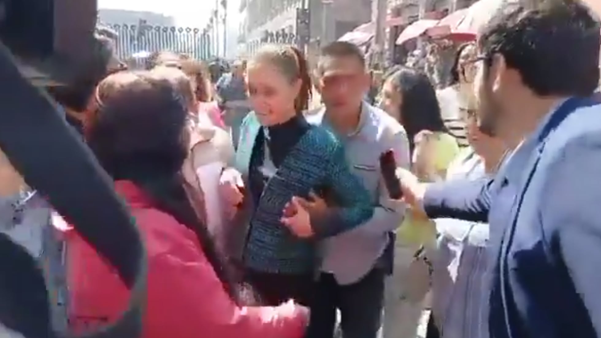Sheinbaum grabbed by stranger