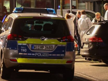 A polícia forense no bar onde ocorreu o ataque.