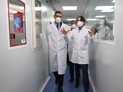 Pedro Sánchez, este viernes, en los laboratorios farmacéuticos de Rovi, en Granada, donde se fabrica el componente de la vacuna contra del coronavirus de Moderna.
