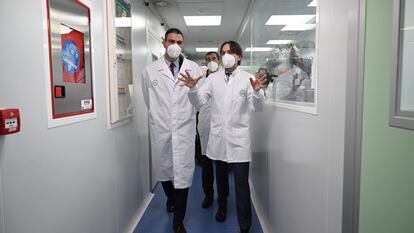 Pedro Sánchez, este viernes, en los laboratorios farmacéuticos de Rovi, en Granada, donde se fabrica el componente de la vacuna contra del coronavirus de Moderna.