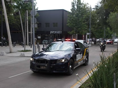 Una patrulla circula por una avenida de Polanco (Ciudad de México)