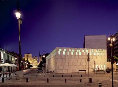 Nuevo gimnasio del instituto Juan del Encina, en el centro de León, con el palacio de los Guzmanes al fondo. La obra es de los arquitectos Belén Martín-Granizo y Daniel Díaz Font.