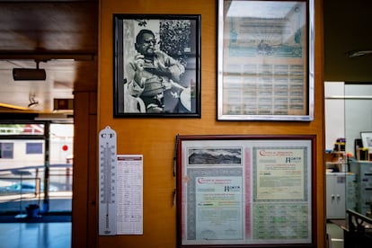 Retrato de Manuel Vital donado por la fotógrafa Eva Orti, en la puerta del Arxiu Historic de Nou Barris en Barcelona