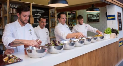 El chef Mario Sandoval (segundo por la derecha) cocina burritos con parte de su equipo en la plaza madrileña del Callao.