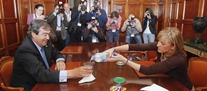 El presidente de Foro Asturias, Francisco Álvarez-Cascos con la candidata del PP a la Presidencia del Principado, Isabel Pérez-Espinosa.