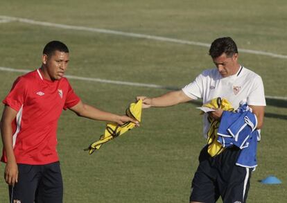 Maduro y Míchel, en un entrenamiento del Sevilla. 