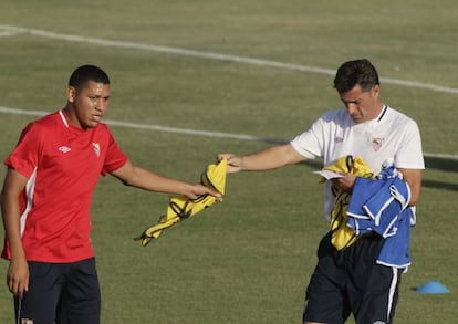 Maduro y Míchel, en un entrenamiento del Sevilla.