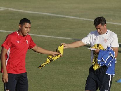 Maduro y Míchel, en un entrenamiento del Sevilla. 